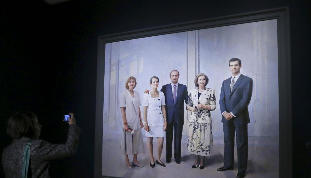 La Reina, en un retrato oficial de la Familia Real pintado por antonio López, vestida de Margarita Nuez.