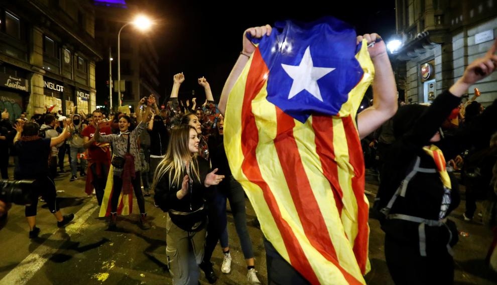 Decenas de personas celebran la retirada de la Policía