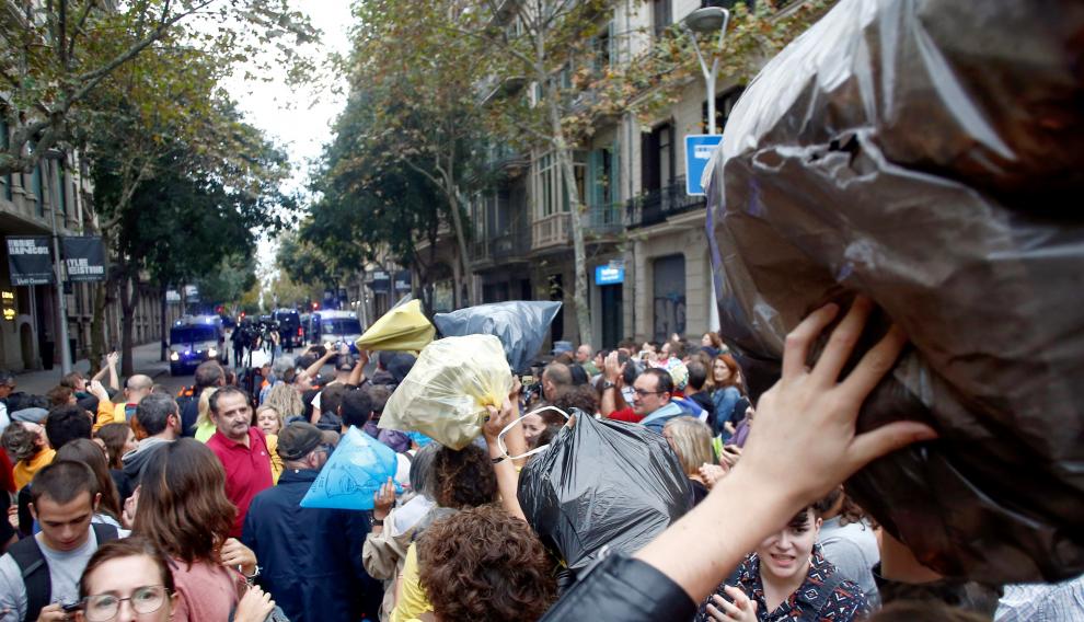 Gente tirando bolsas de basura en las calles de Barcelona