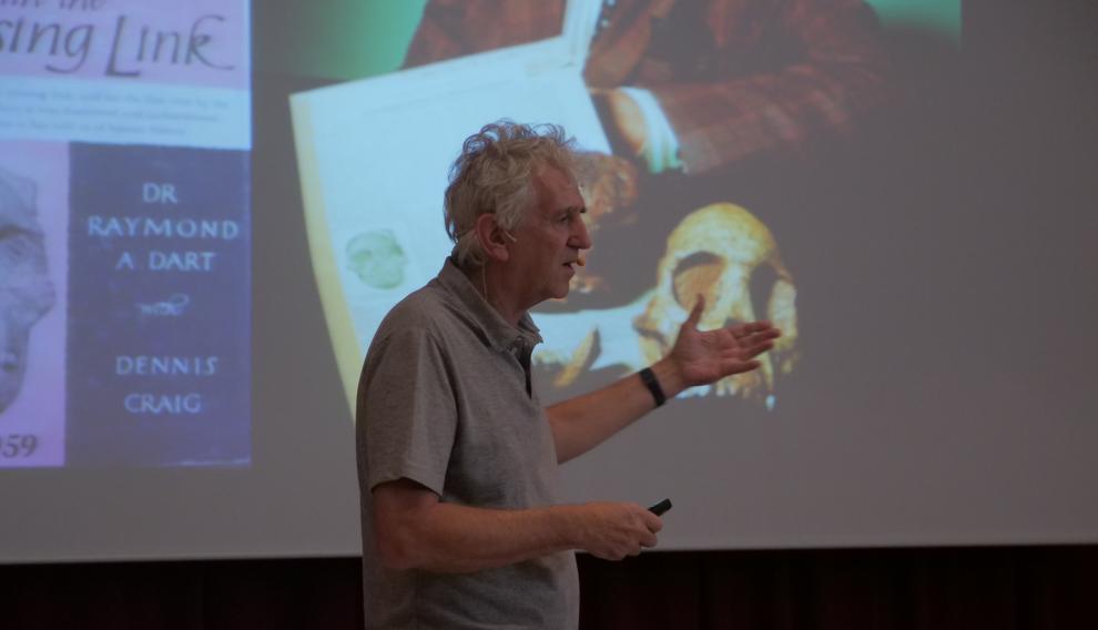 El paleontólogo Juan Luis Arsuaga, durante su charla
