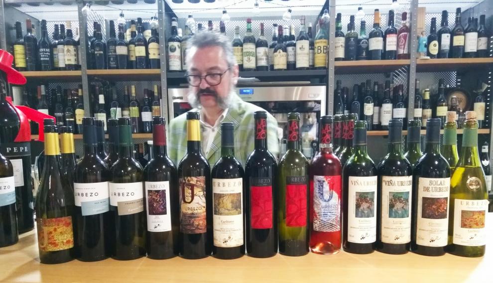 Jesús Solanas, con los vinos de Solar de Urbezo que se degustaron en la cena.