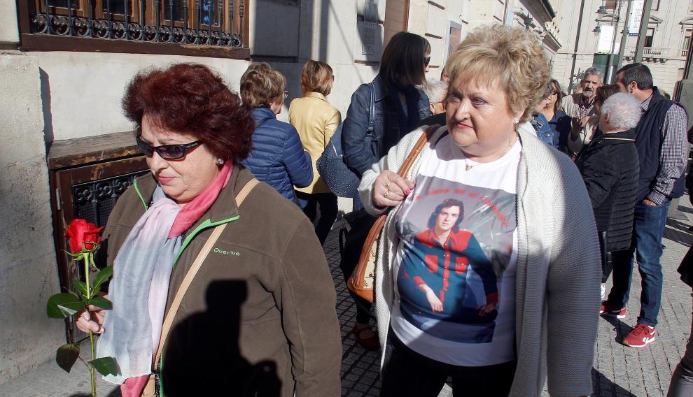 Cientos de admiradores de Camilo Sesto han acudido a la capilla ardiente.