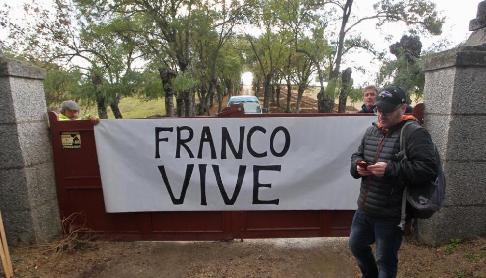 Una pancarca con la frase: "Franco vive", frente a la puerta del Valle de los Caídos ante la exhumación de Franco