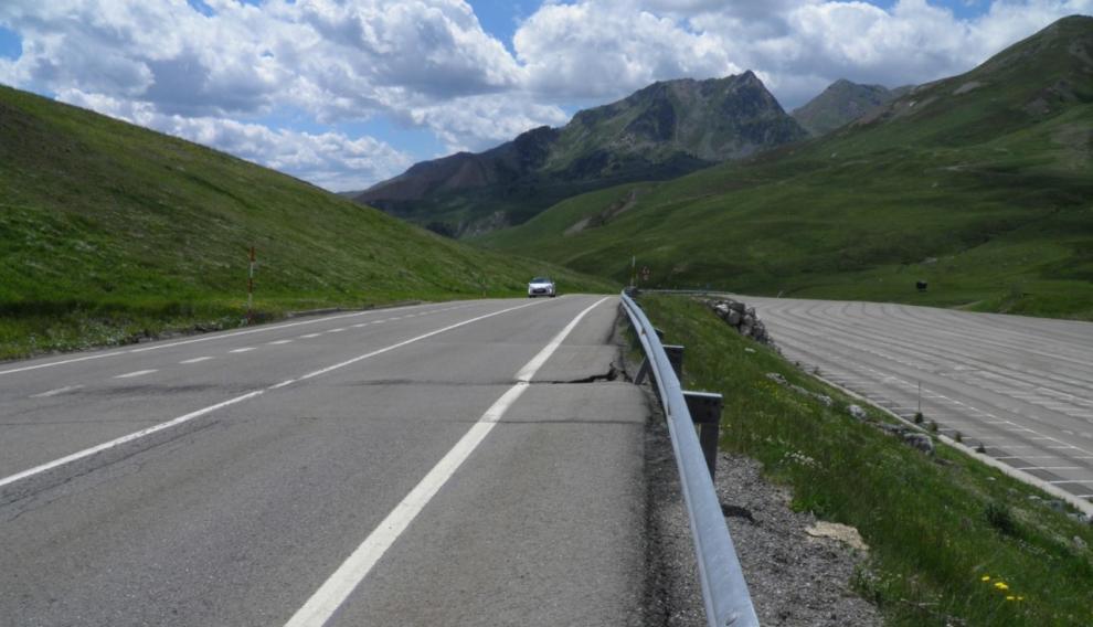 Daños en la carretera A-136 provocados por los deslizamientos del Portalet.