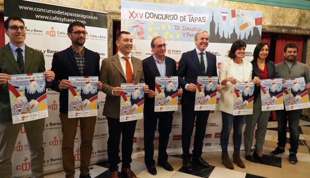 Los organizadores del certamen, con el alcalde y la directora general de Turismo de la DGA.