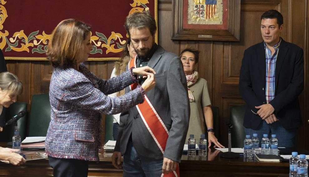 Zésar Corella toma posesión como concejal de Espacio Municipalista y recibe la banda de la alcaldesa.