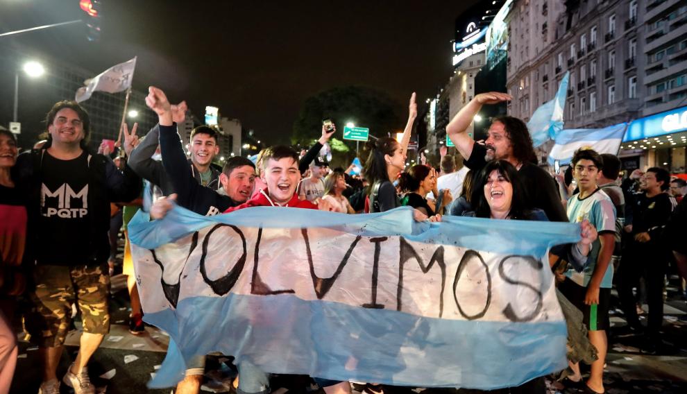 Simpatizantes de los Fernández celebran en las calles la victoria del candidato peronista en Argentina.