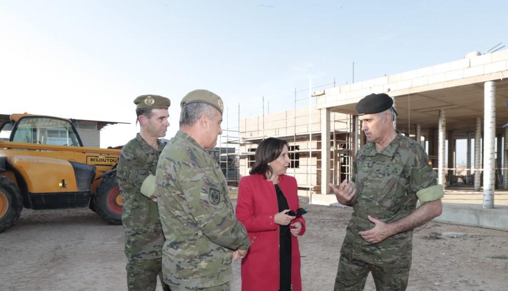 La ministra Margartia Robles con el JEME (Jefe de Estado Mayor del Ejército de Tierra), Francisco Javier Varela, y el general Javier Mur, jefe de la Brigada Aragón I, delante de las obras de la futura guardería.