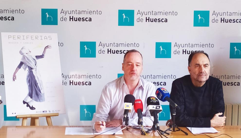 El concejal Ramón Lasaosa (i) y el director de Periferias, Luis Lles, han presentado el balance del festival.