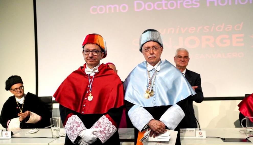 En la imagen, Guillermo Fatás (d), tras recibir el premio.