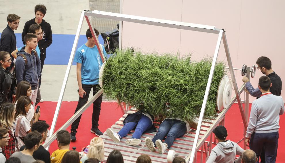 El rodillo Grass Roller, forrado de hierba, proponía a los visitantes de la Maker Faire de Roma conectarse con la naturaleza