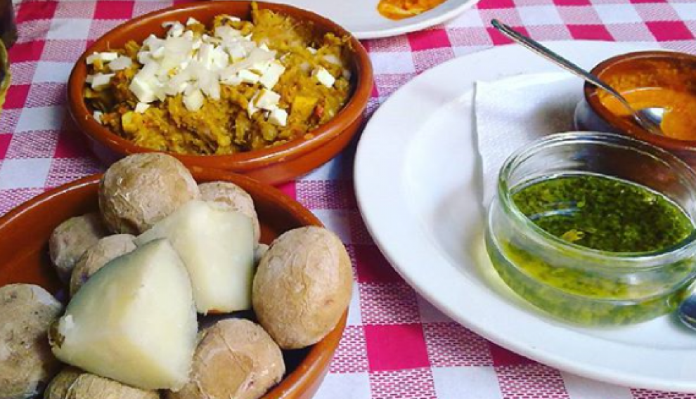 El escaldón de gofio y las papas arrugadas son dos de los platos más típicos de la gastronomía de Gran Canarias
