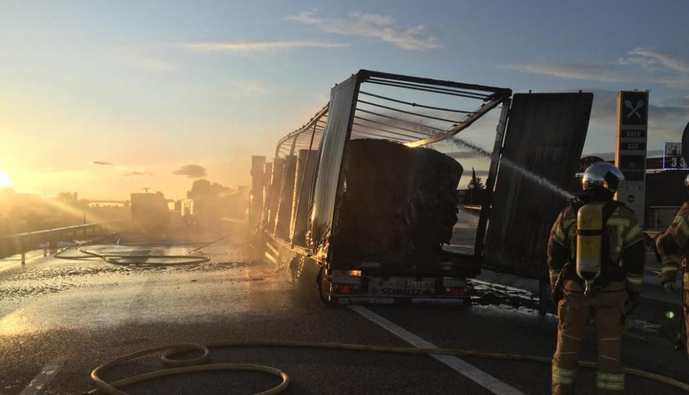 El incendio del tráiler en la A-2, en Zaragoza, ha quedado extinguido pasadas las 8.15.