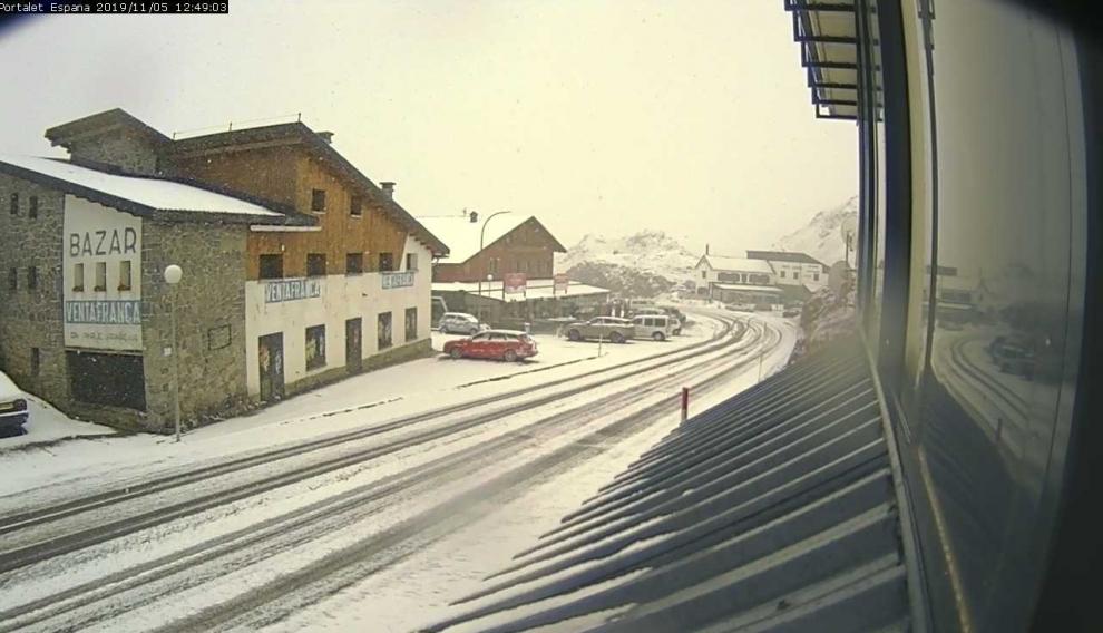 Nieve entre Formigal y la frontera del Portalet (A-126).