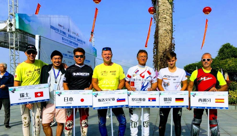 Juan Aloguín, con otros pilotos participantes en el Gran Premio de Shaoxing