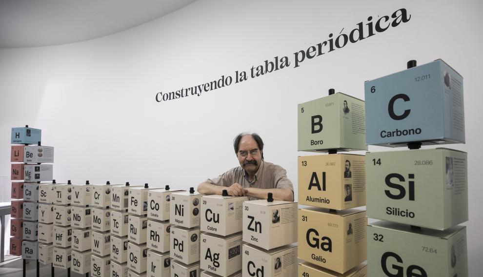 La exposición ‘Construyendo la tabla periódica’, comisariada por Miguel Calvo, puede visitarse en el Paraninfo de la Universidad de Zaragoza hasta enero.