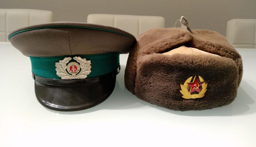Sombreros que conserva Fernando Gascón Nasarre del día de la caída del Muro de Berlín