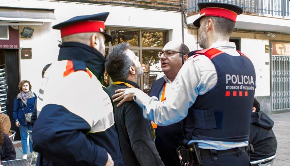 Los apoderados de JxCat y Cs discuten después de que Inés Arrimadas fuera increpada en la Escuela Ausiàs March de Barcelona