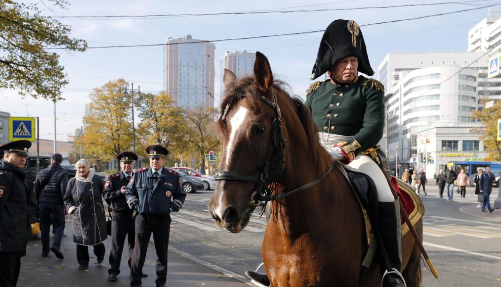 Una imagen de Skolov vestido de Napoleón.