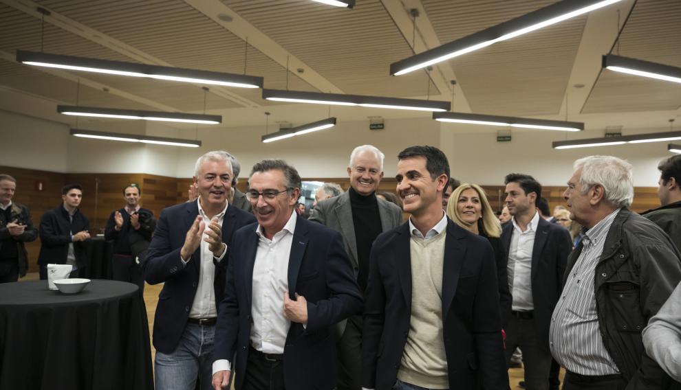 Beamonte junto a los candidatos Eloy Suárez y Pedro Navarro, este domingo, en el hotel zaragozano donde el PP-Arahón ha seguido los resultados del 10-N.