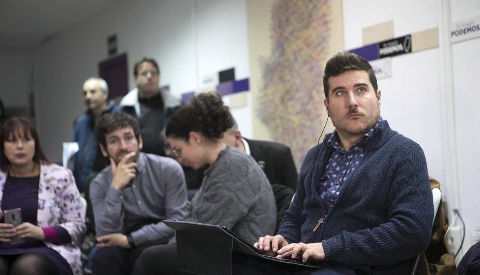 Nacho Escartín, secretario general de Unidas Podemos, atento a las declaraciones del líder Pablo Iglesias.