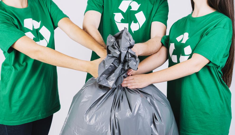 En el contenedor virtual de cada colegio, se irían depositando ideas, acciones, de alumnos, docentes y familias para la reutilización o reciclaje de los residuos plásticos.