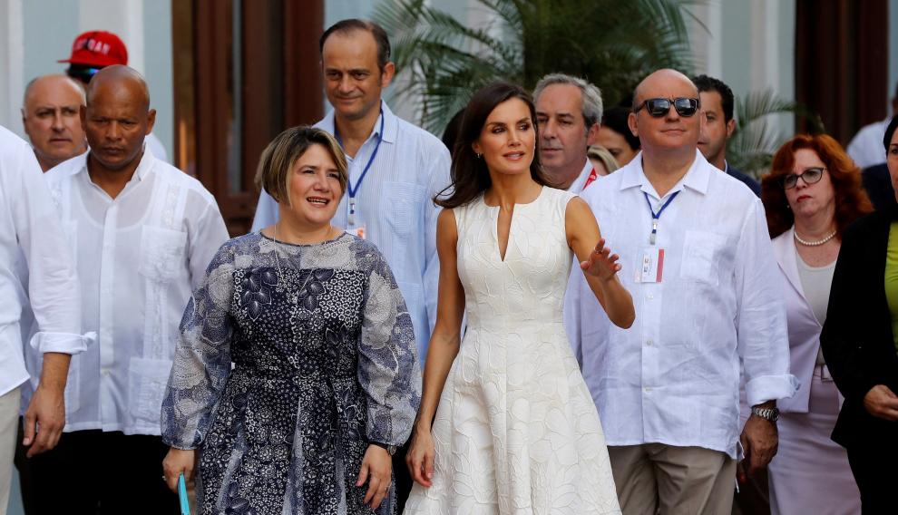 La reina Letizia explora La Habana Vieja ante la expectación de los cubanos