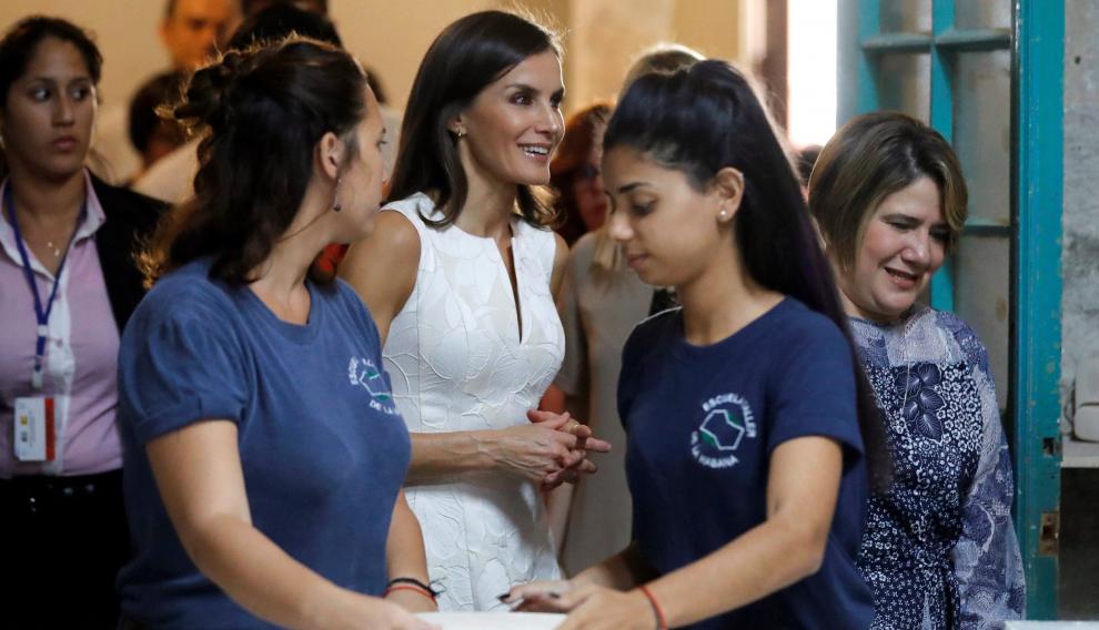 La reina Letizia explora La Habana Vieja ante la expectación de los cubanos