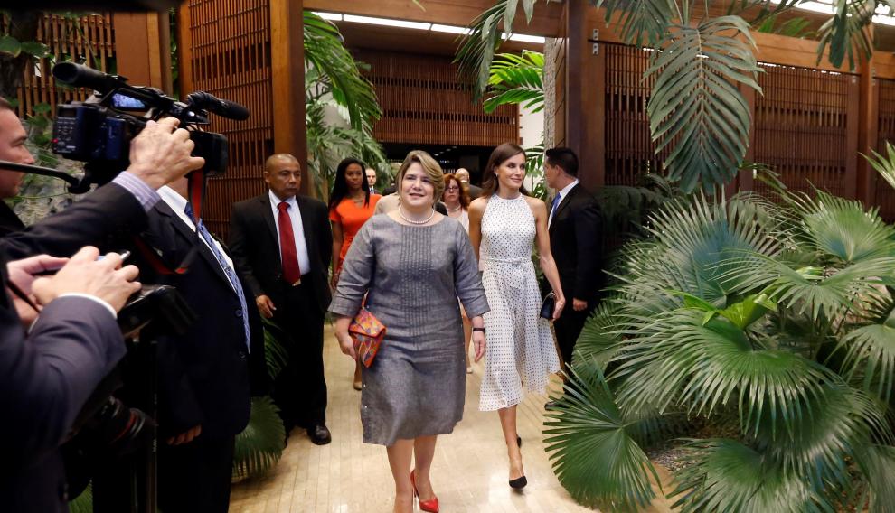 La reina Letizia explora La Habana Vieja ante la expectación de los cubanos