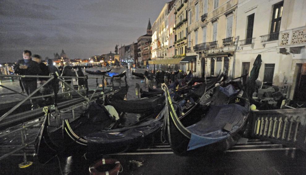 Venice (Italy), 12/11/2019.- General view of the extreme floodwaters) in Venice, Italy, 12 November 2019. The high tide has already reached the level of 1,87 meter above sea level. (Italia, Niza, Venecia) EFE/EPA/ANDREA MEROLA BEST QUALITY AVAILABLE Flooding in Venice
