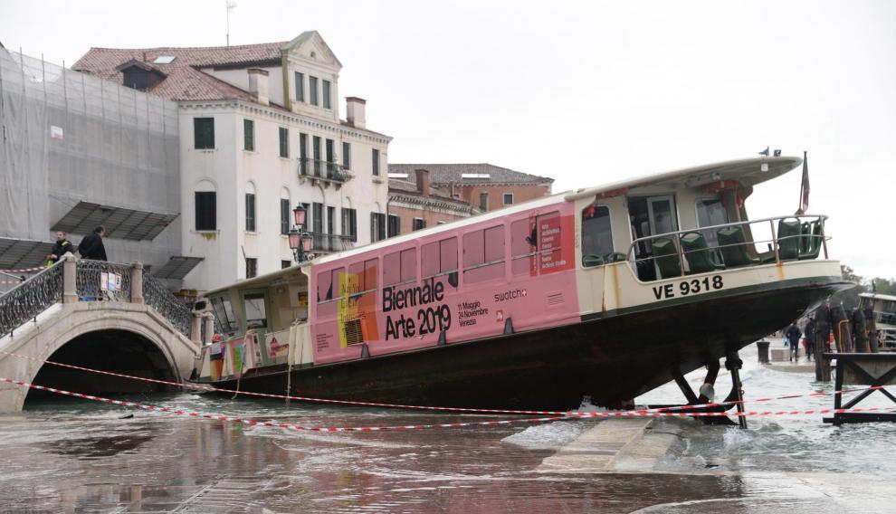 Venice (Italy), 13/11/2019.- A view of a gondola, a traditional flat-bottomed Venetian rowing boat, resting over a barrier near a footbridge after bad weather in Venice, northern Italy, 13 November 2019. A wave of bad weather has hit much of Italy on 12 November. Levels of 100-120cm above sea level are fairly common in the lagoon city and Venice is well-equipped to cope with its rafts of pontoon walkways. (Italia, Niza, Venecia) EFE/EPA/ANDREA MEROLA Flooding in Venice