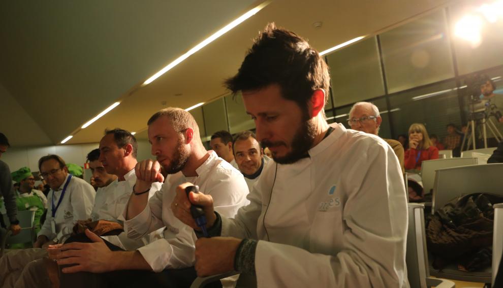 El chef Manolito prueba uno de los platos.
