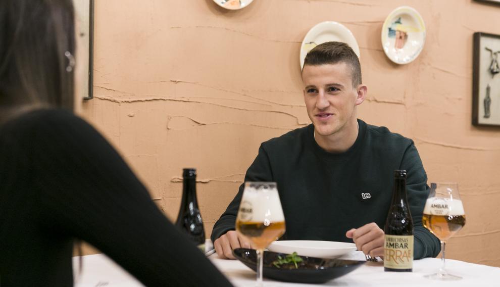 El lateral izquierdo del Real Zaragoza Carlos Nieto, disfrutando del menú del restaurante Parrilla de Albarracín.