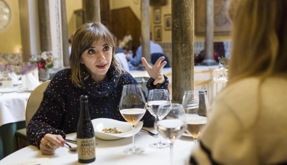 Marisol Aznar degustando el menú propuesto por Montal para el certamen Tenedores Cerveceros.