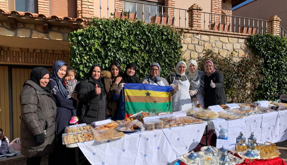La asociación de mujeres musulmanas de las Cuencas Mineras expuso su repostería típica, uno de los puestos que tuvo más éxito entre el público.
