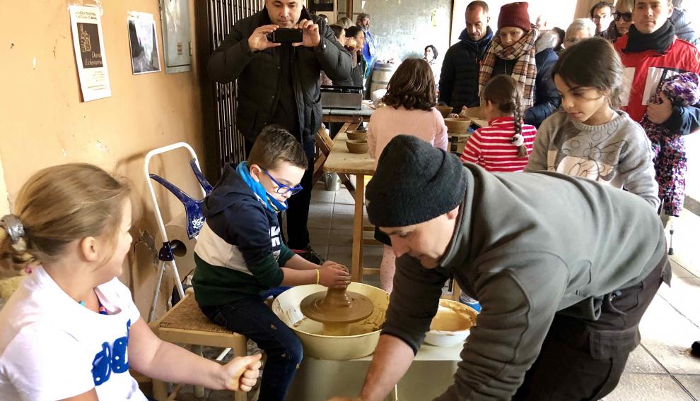 Los más pequeños han aprendido el arte de la cerámica.