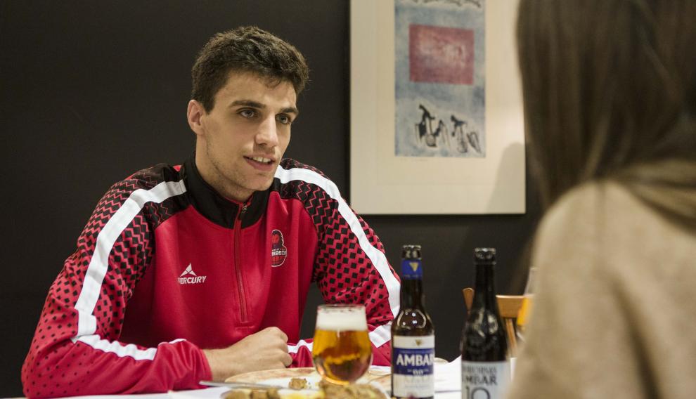 El joven base Carlos Alocén, tras un entrenamiento con el Basket Zaragoza, en el restaurante Mas Torres, en la capital aragonesa.
