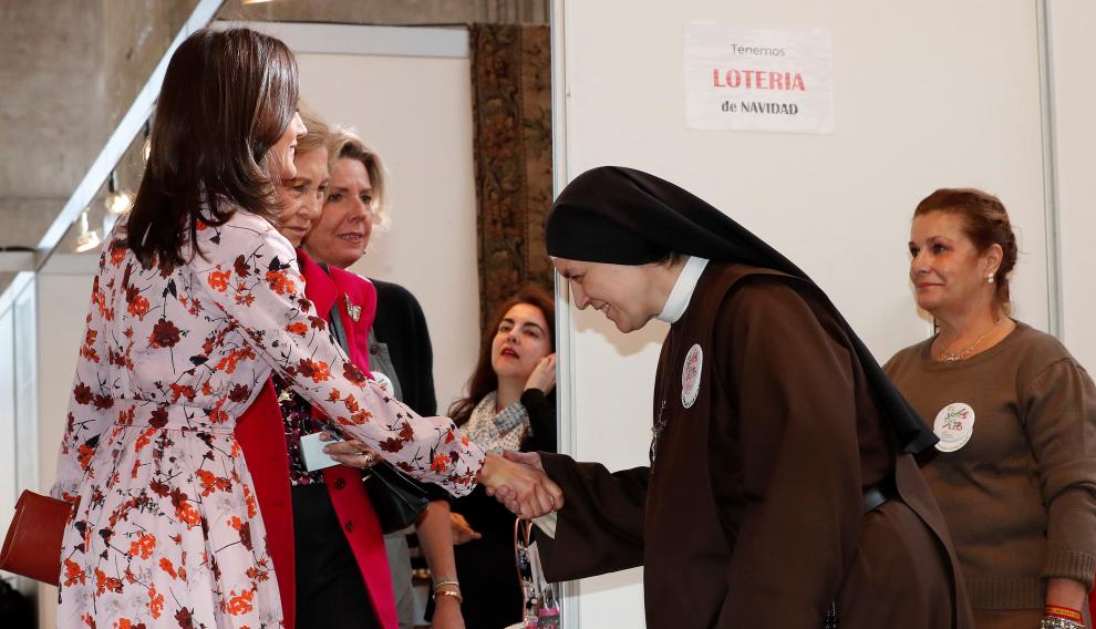La Reina saluda a una monja que estaba en uno de los puestos del rastrillo.