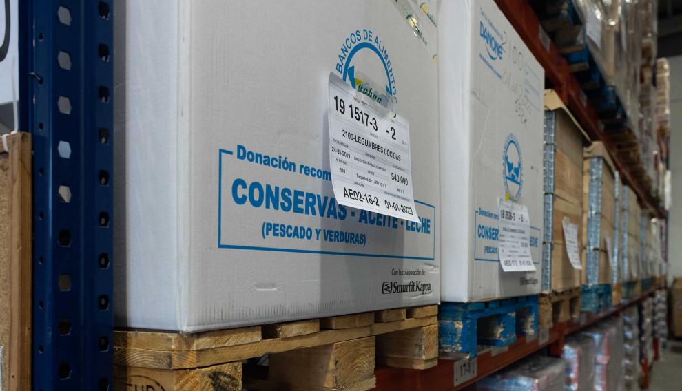Cajas con la información de los alimentos en el Banco de Alimentos de Zaragoza.
