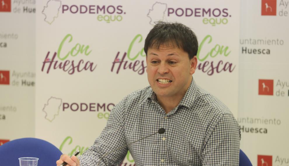 Óscar Sipán, concejal de Con Huesca, durante la presentación de la propuesta de ecofunerales