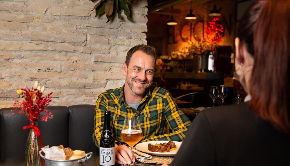 Rubén Martínez, en el restaurante El Ciclón, cerca de la plaza del Pilar y con una Ambar con la que celebrar sus estrenos.
