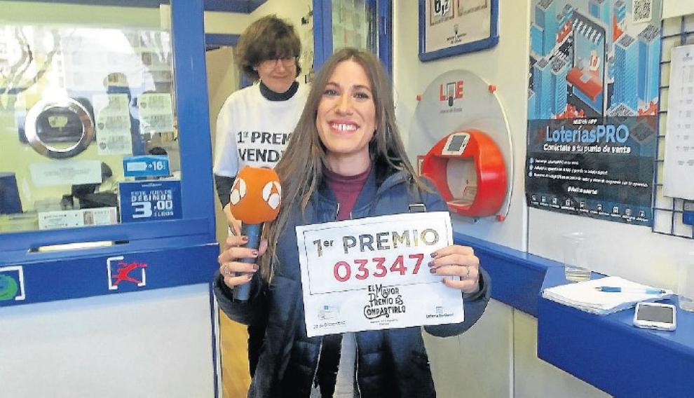 La periodista Lara Escudero, el año pasado, micrófono en mano y con el número del Gordo del que fue una de las agraciadas.