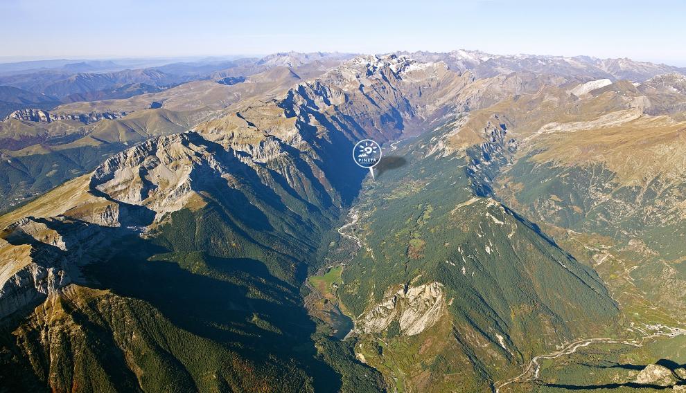 Localización del establecimiento, en mitad del valle de Pineta.