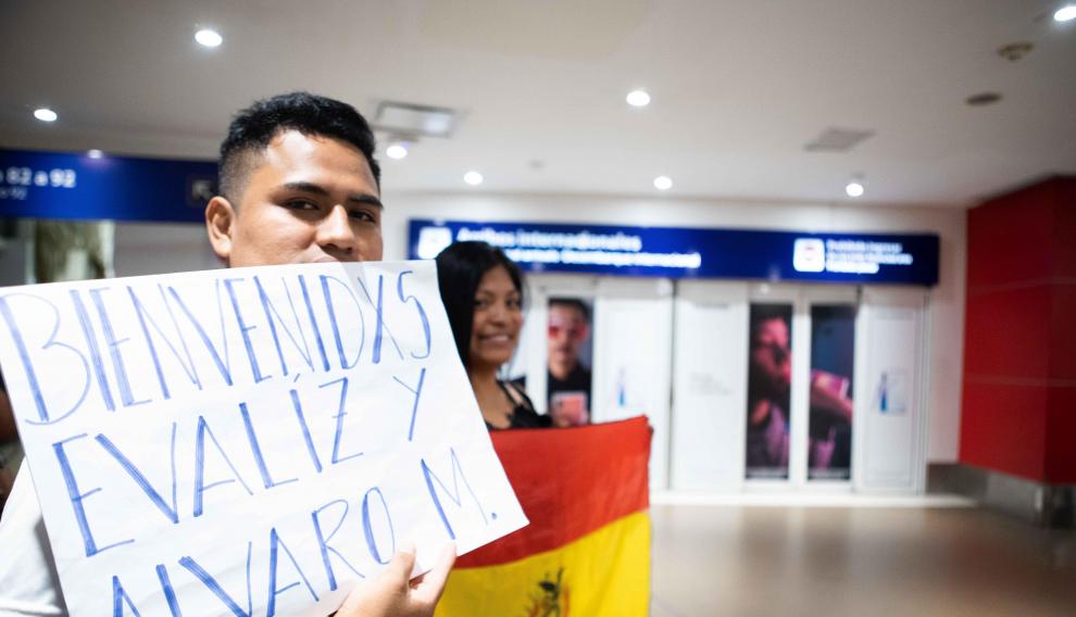 Ciudadanos bolivianos y argentinos aguardaban la llegada el sábado al aeropuerto de Buenos Aires de los hijos de Evo Morales.