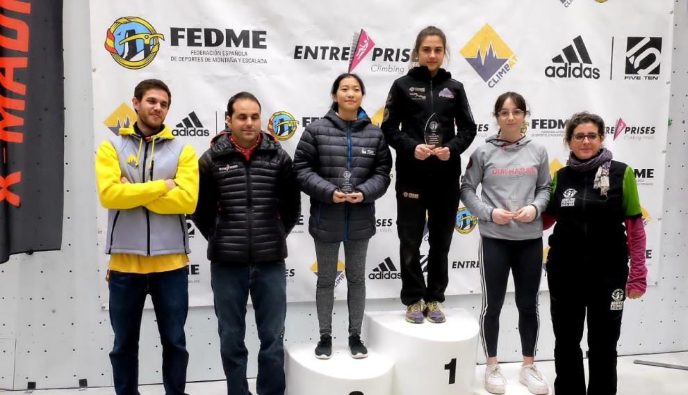 Laura Pellicer recibe el trofeo por su segundo puesto en la Copa de España de Escalada