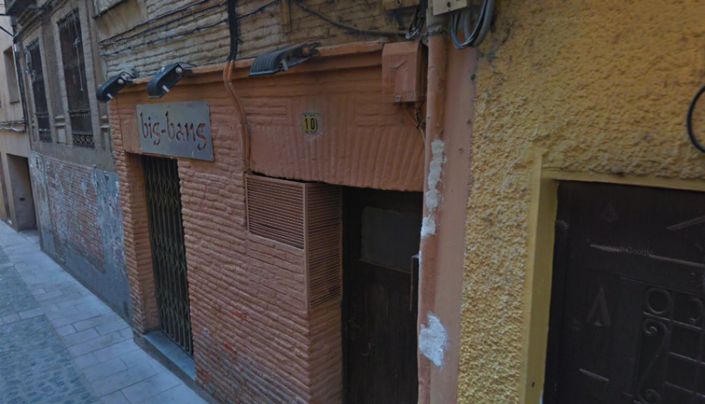 En los bajos del inmueble había un bar llamado Big Bang que ha quedado destruido.