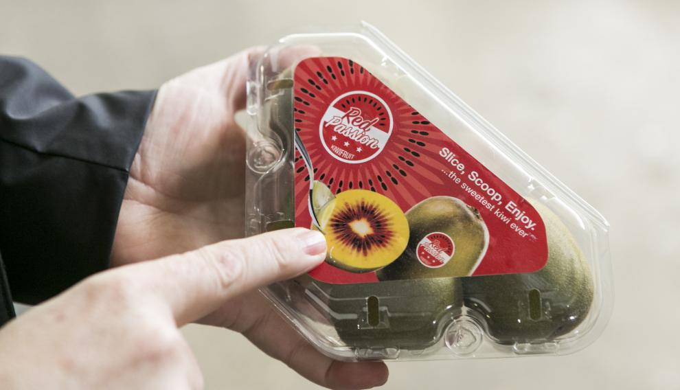 Una caja con kiwi rojo en Mercazaragoza.