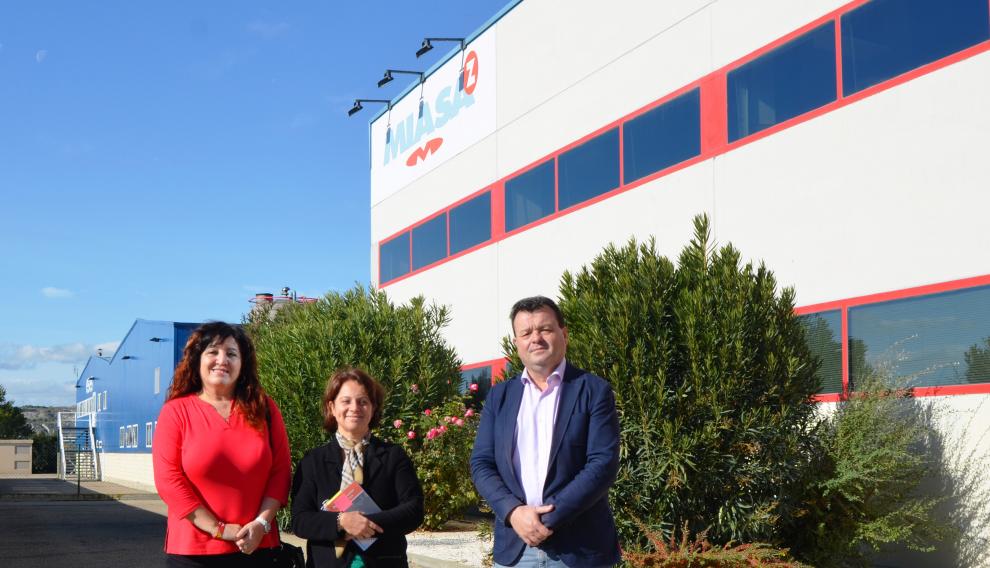 El alcalde de Zuera y la concejala de empleo visitando una empresa de Zuera.