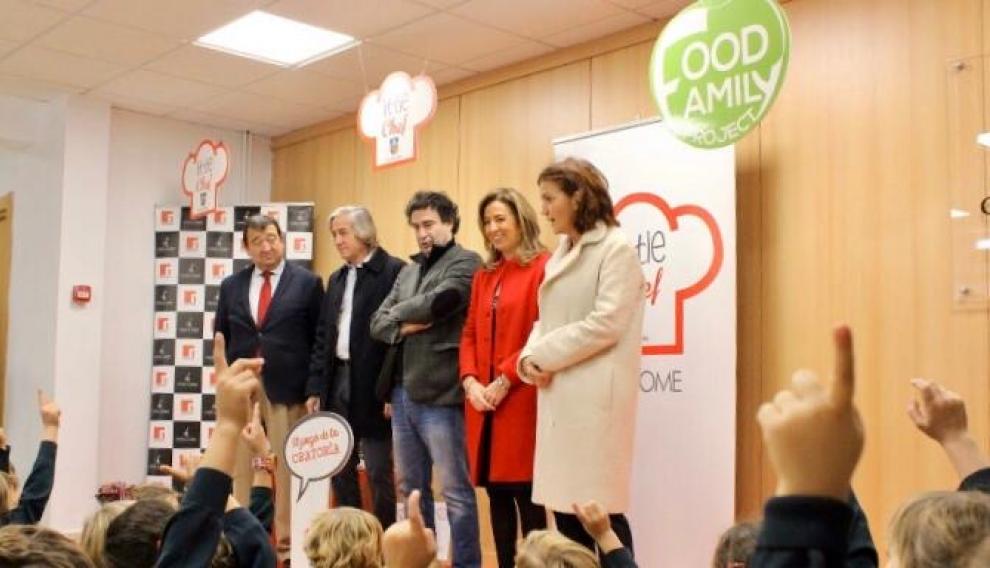 Los chefs y presentadores de 'Masterchef' en el colegio, presentando el concurso infantil
