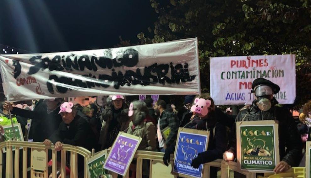 Protesta contra la ganadería intensiva a las puertas de la gala de los premios Porc d'Or.
